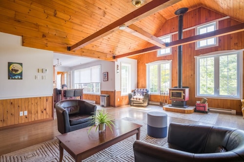 Le Rocher St-Joseph – Lakefront Chalet with Spa, Pool & Game Room