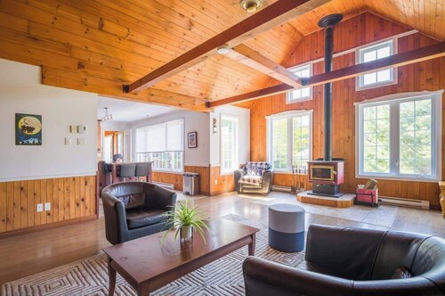 Le Rocher St-Joseph – Lakefront Chalet with Spa,