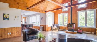 Le Rocher St-Joseph – Lakefront Chalet with Spa,