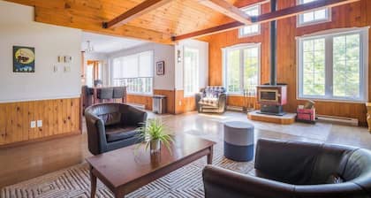 Le Rocher St-Joseph – Lakefront Chalet with Spa,