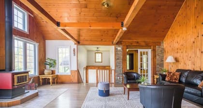 Le Rocher St-Joseph Lakefront Chalet with Spa,