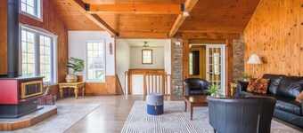 Le Rocher St-Joseph Lakefront Chalet with Spa,