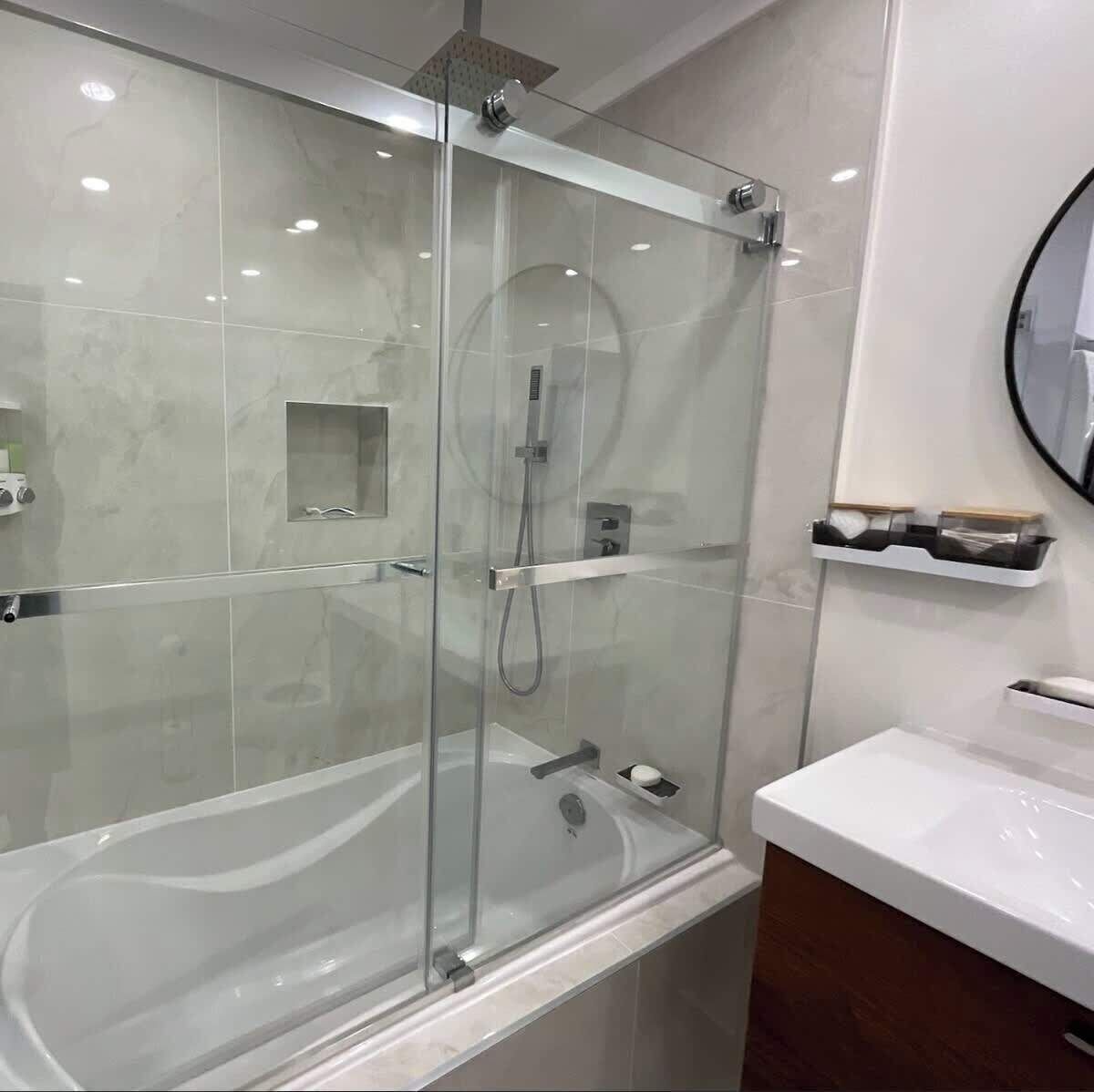 Ensemble douche/baignoire, shampoing