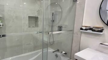 Ensemble douche/baignoire, shampoing