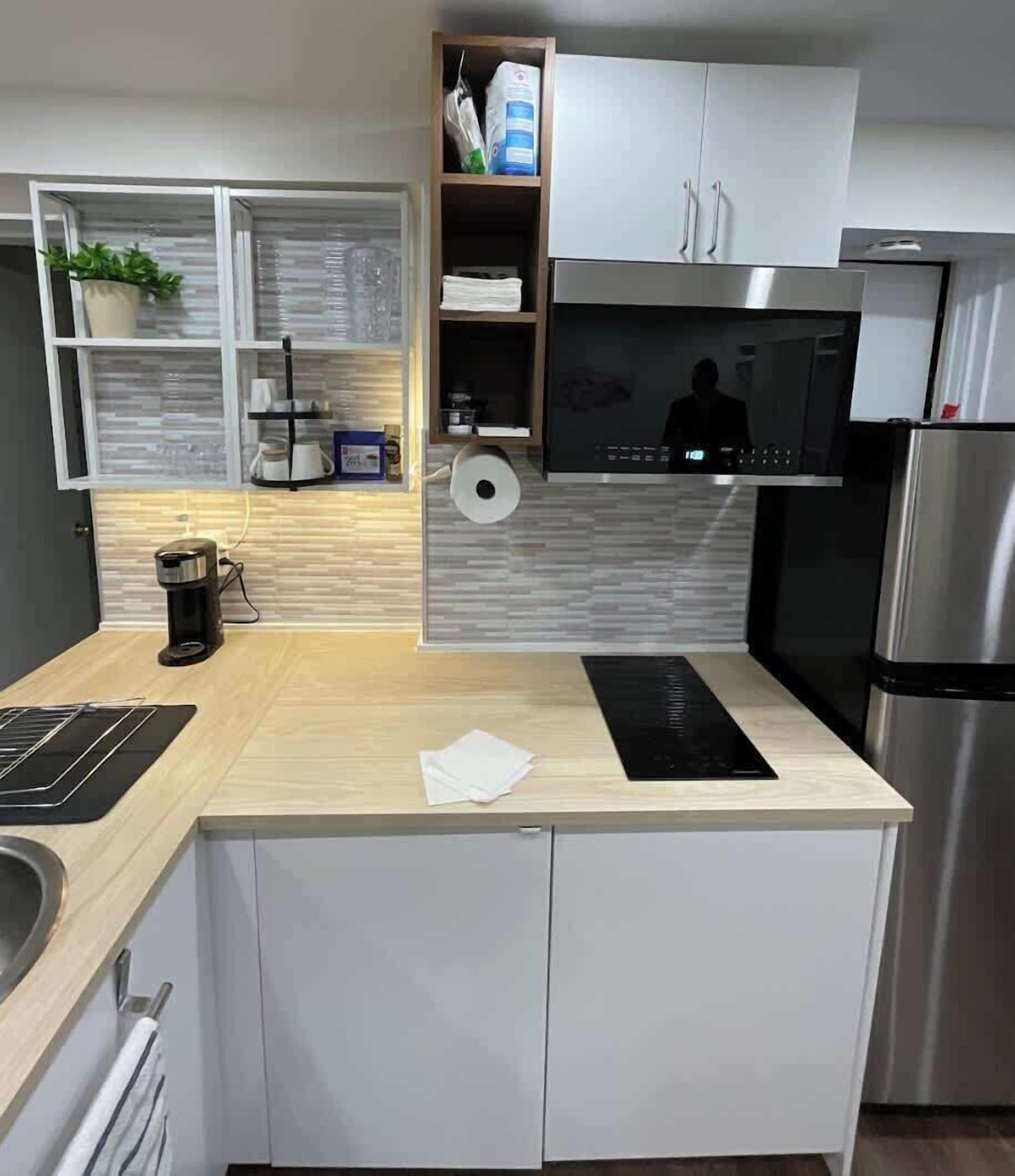 Fridge, microwave, stovetop, coffee/tea maker