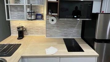 Fridge, microwave, stovetop, coffee/tea maker