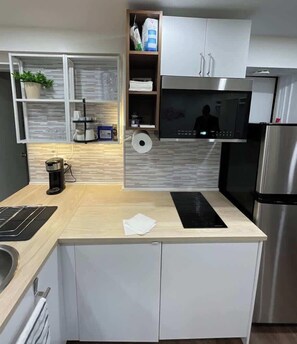 Fridge, microwave, stovetop, coffee/tea maker
