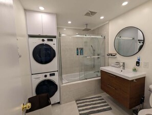 Combined shower/tub