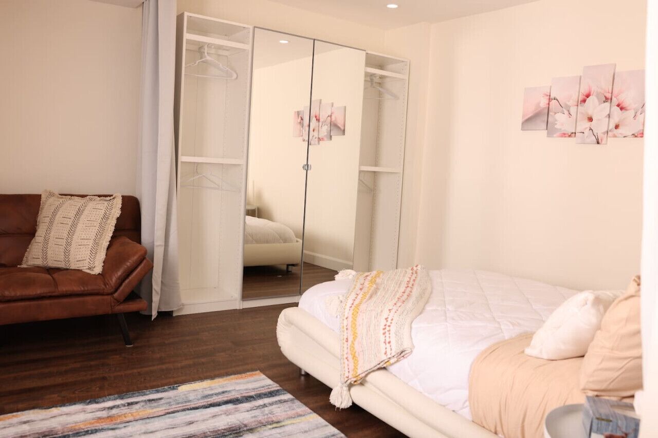 1 chambre, fer et planche à repasser, lit de bébé portatif