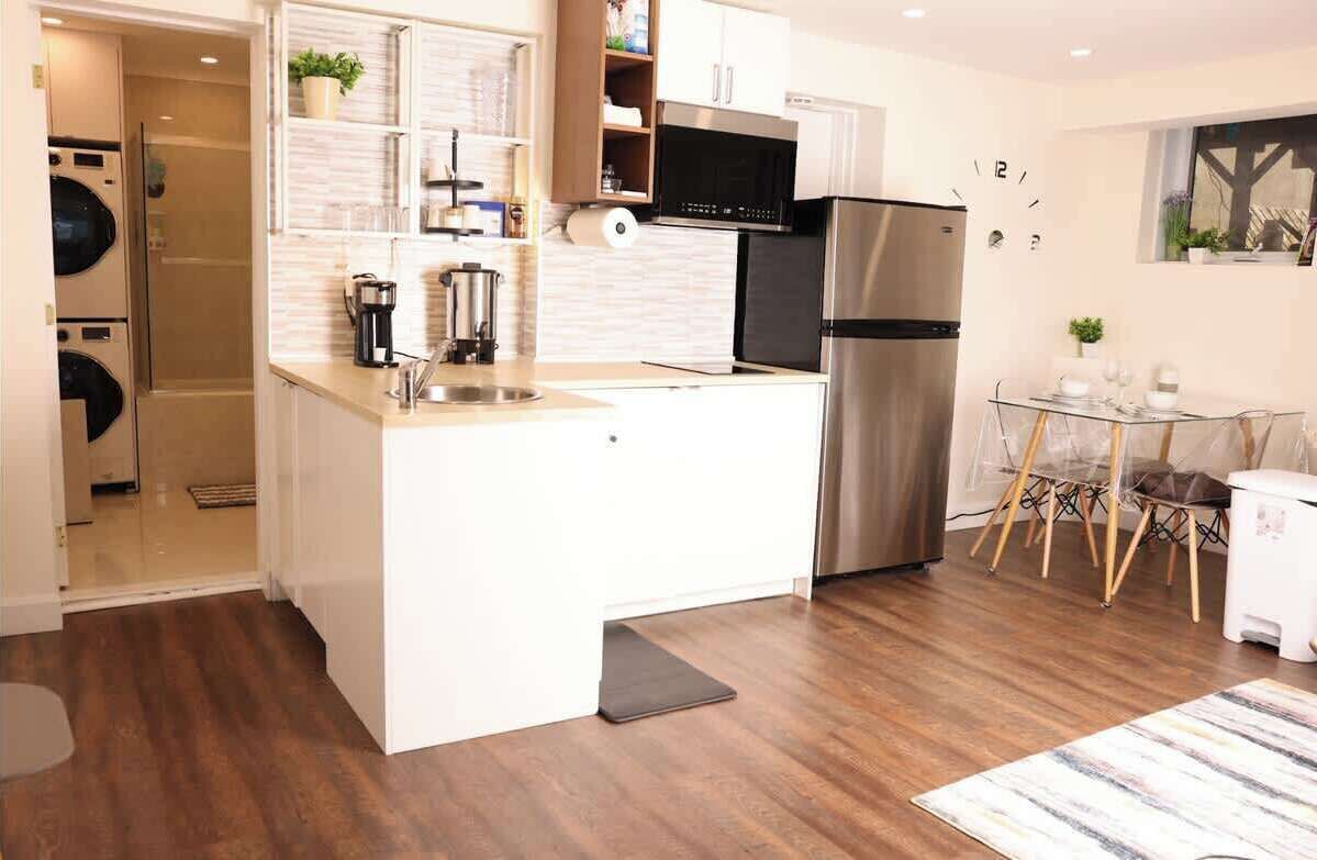 Kühlschrank, Mikrowelle, Herdplatte, Wasserkocher mit Kaffee-/Teezubehör