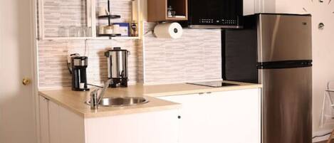 冷蔵庫、電子レンジ、コンロ、コーヒー / ティーメーカー