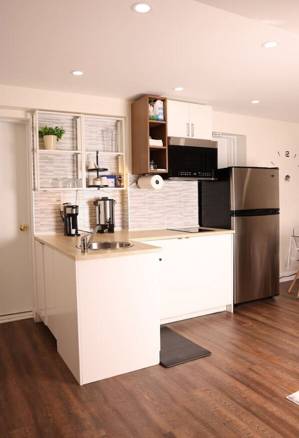 Kühlschrank, Mikrowelle, Herdplatte, Wasserkocher mit Kaffee-/Teezubehör