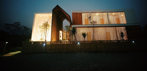 Front of property - evening/night - HOMU Villa Pua (Pua)