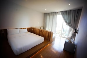 Queen Room with Balcony | Free WiFi, bed sheets - HOMU Villa Pua (Pua)