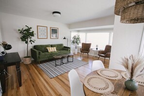 Smart-TV, Videospiele, Tischtennisplatte