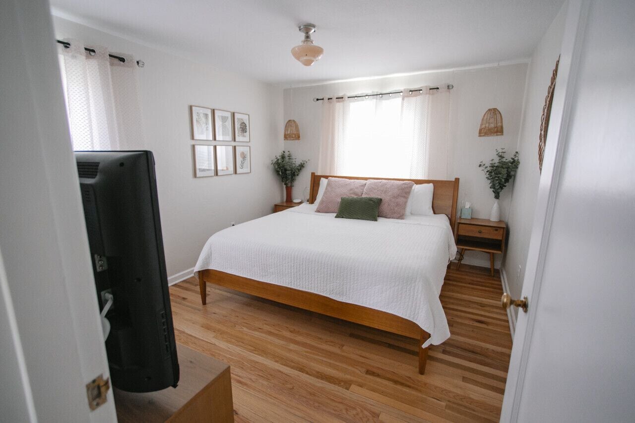 4 chambres, bureau, fer et planche à repasser, lit parapluie