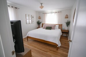 4 bedrooms, desk, iron/ironing board, travel cot