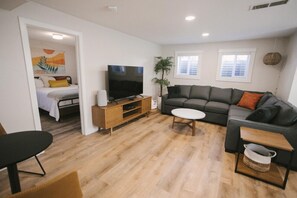 Smart-TV, Videospiele, Tischtennisplatte