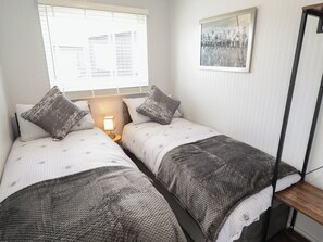 2 quartos, individualmente decorados, individualmente mobiliados