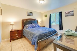 2 bedrooms, travel cot, WiFi, bed sheets - Lovely Soldotna Home, Steps From Kenai River (Soldotna)