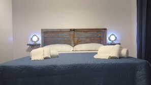 1 habitación, tabla de planchar con plancha, cuna de viaje y wifi