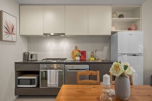 Fridge, microwave, oven, stovetop - Easy Access to Anywhere from this Sleek City Stay (Melbourne)