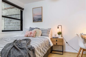 2 bedrooms, iron/ironing board, WiFi, bed sheets - Cosy 2 Bedroom Unit Near NGV and Flinders Station (Melbourne)