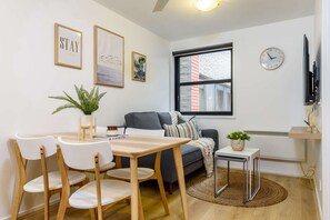 Dining - Cosy 2 Bedroom Unit Near NGV and Flinders Station (Melbourne)