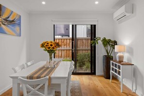Dining - Spacious & Cosy 4B3B near DFO & Convention Centre (Port Melbourne)
