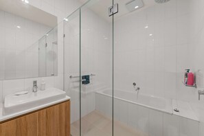 Badekar, hårføner og håndklær