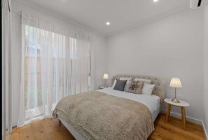 4 bedrooms, iron/ironing board, WiFi, bed sheets - Spacious & Cosy 4B3B near DFO & Convention Centre (Port Melbourne)