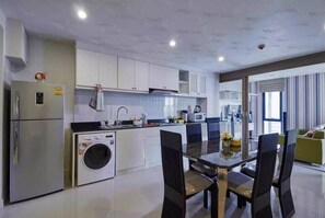 Frigorífico, microondas, placa de cocina y utensilios de cocina