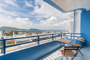 Outdoor dining - Experience the Patong Seaview 3Bedroom Townhouse (Tambon Patong)