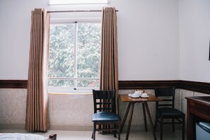 Premium kamer | Badkamer | Een douche, een hydromassagedouche, handdoeken, zeep