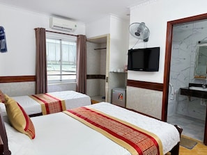 Premium Triple Room | Desk, soundproofing, free WiFi, bed sheets