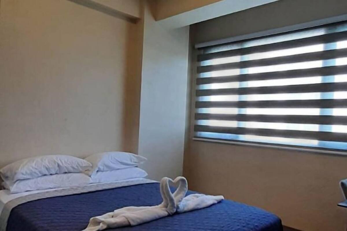 Escritorio, wifi gratis, ropa de cama