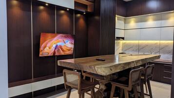 Réfrigérateur dans l'espace commun