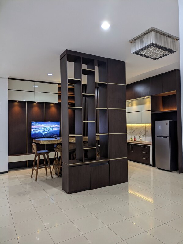 Réfrigérateur dans l'espace commun