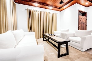 14-inch flat-screen TV with satellite channels - Beru Villa (Beruwala)