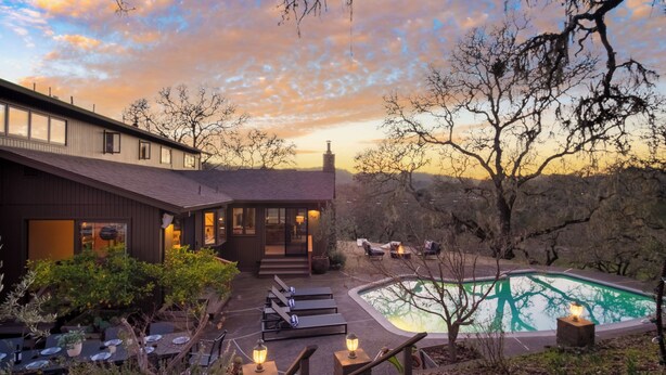 A modern house with a swimming pool, outdoor seating, and a view of the surrounding landscape. - 3.5-Acre 5BDR Rereat w/ Views, Pool + Hot Tub, Fire Pit | Gable by AvantStay (Santa Rosa)