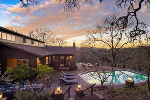 A modern house with a swimming pool, outdoor seating, and a view of the surrounding landscape. - 3.5-Acre 5BDR Rereat w/ Views, Pool + Hot Tub, Fire Pit | Gable by AvantStay (Santa Rosa)