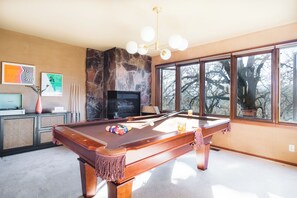 Game room - 3.5-Acre 5BDR Rereat w/ Views, Pool + Hot Tub, Fire Pit | Gable by AvantStay (Santa Rosa)