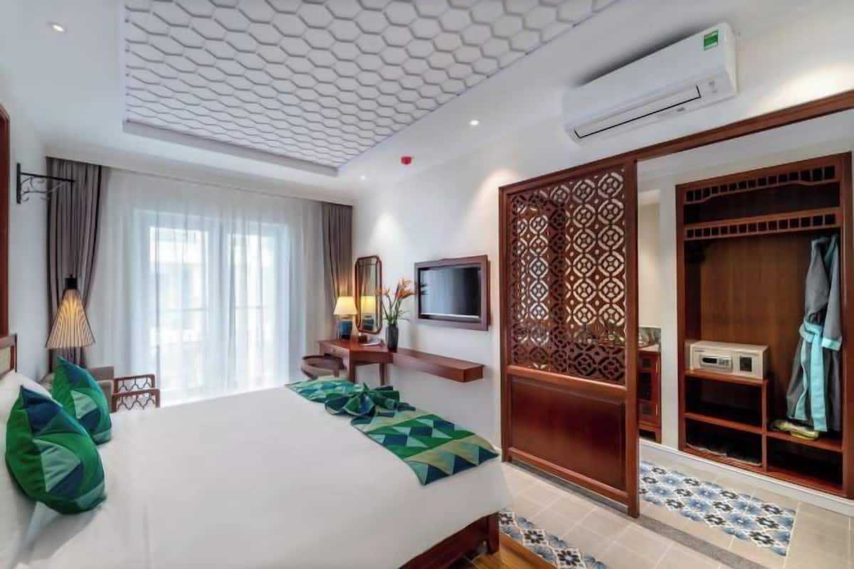 Premium bedding, down comforters, pillowtop beds, minibar