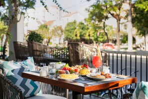 Free daily buffet breakfast