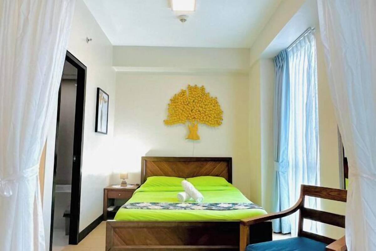 Desk, bed sheets