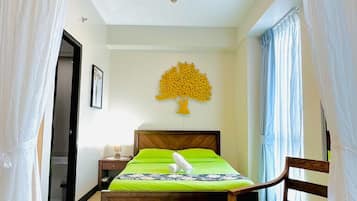 Executive Studio | Desk, bed sheets, wheelchair access