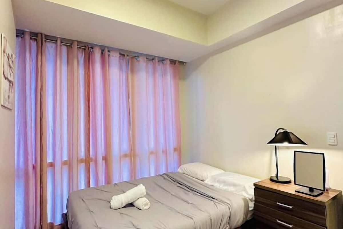 Desk, bed sheets