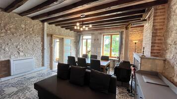 Familie huis | Woonruimte | Een 55-inch smart-tv met digitale zenders, Netflix en streamingdiensten