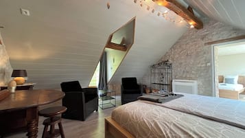 Family House | 2 bedrooms, premium bedding, desk, blackout drapes