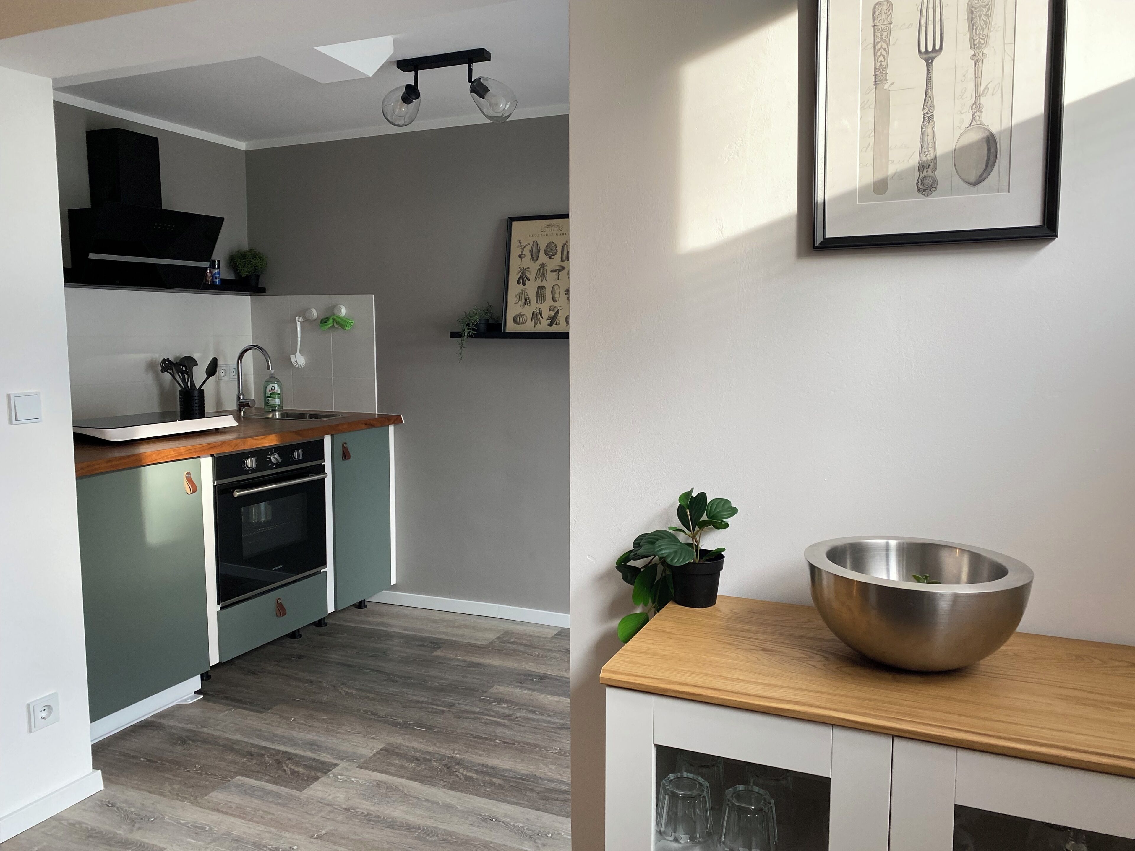 Kühlschrank, Ofen, Herdplatte, Wasserkocher mit Kaffee-/Teezubehör